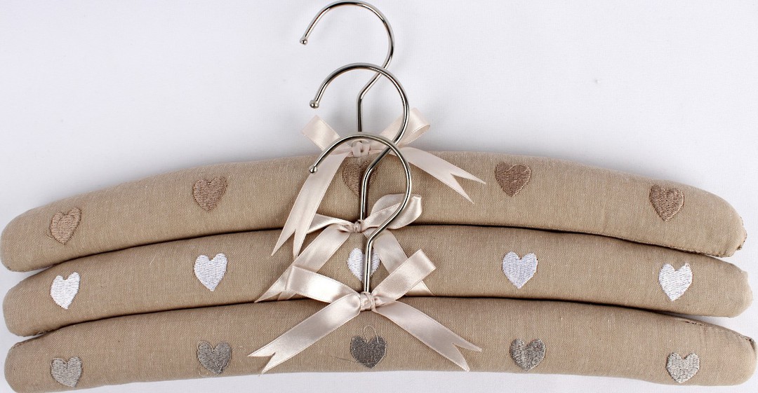 Embroidered coat hangers-set of 3 hearts linen Code:EH/HEA LINEN. image 0